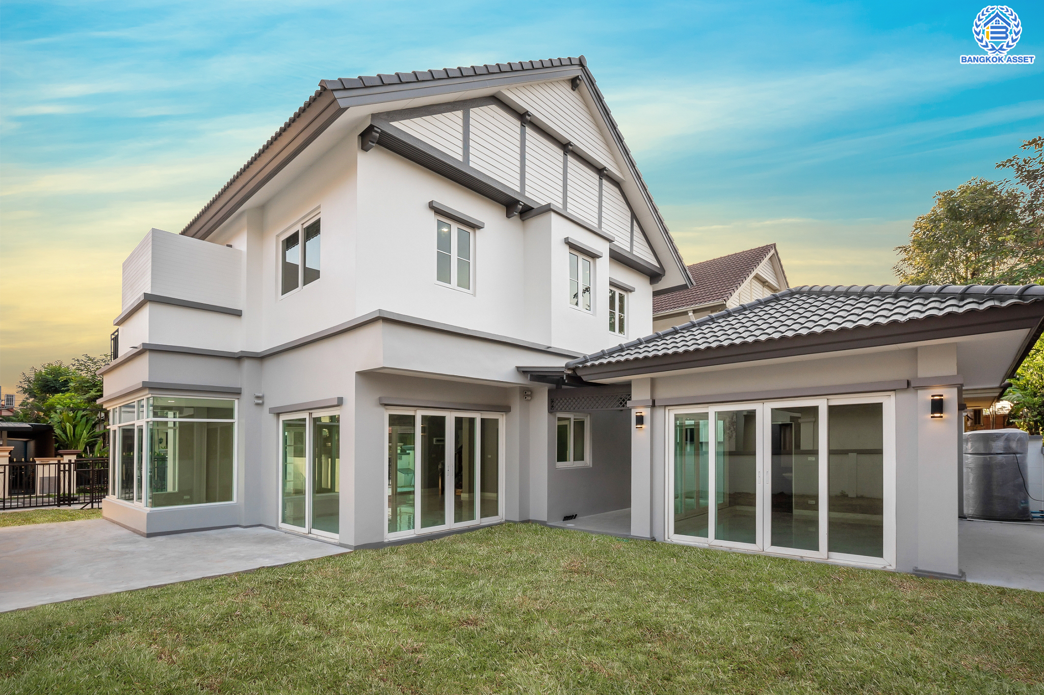 บ้านมือสองตกแต่งใหม่ ม.ลัดดารมย์ วัชรพล แบรนด์ Q.House เนื้อที่ 85.9 ตร.ว. ฟังก์ชัน 4 ห้องนอน 4 ห้องน้ำ จอดรถได้ 2 คัน Facilities ครบครัน บนทำเลเชื่อมต่อหลายเส้นทาง ถ.รามอินทรา ถ.สายไหม และถ.พหลโยธิน ใกล้สนามบินดอนเมือง ทางด่วน "ศรีรัช" และ "เซ็นทรัลรามอินทรา"